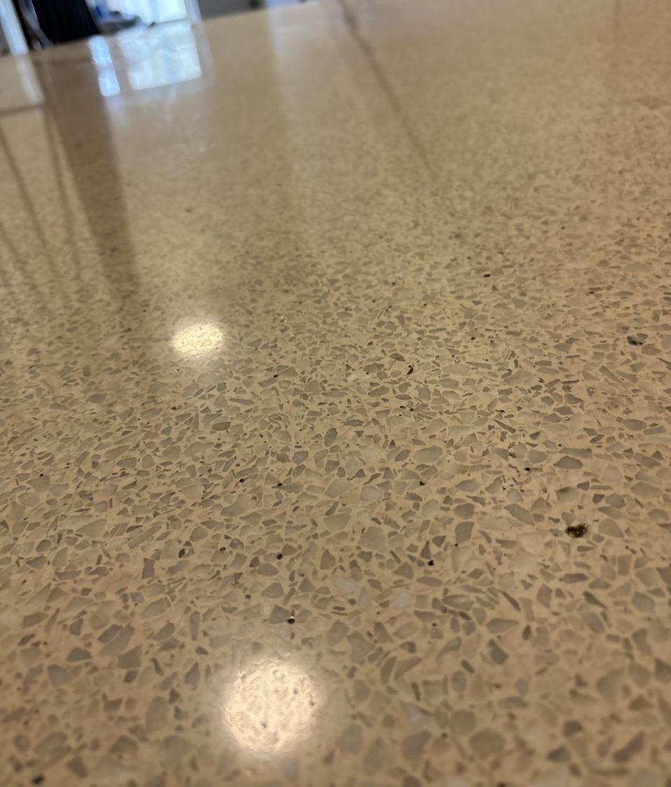 Blankpolerat terrazzogolv i närbild