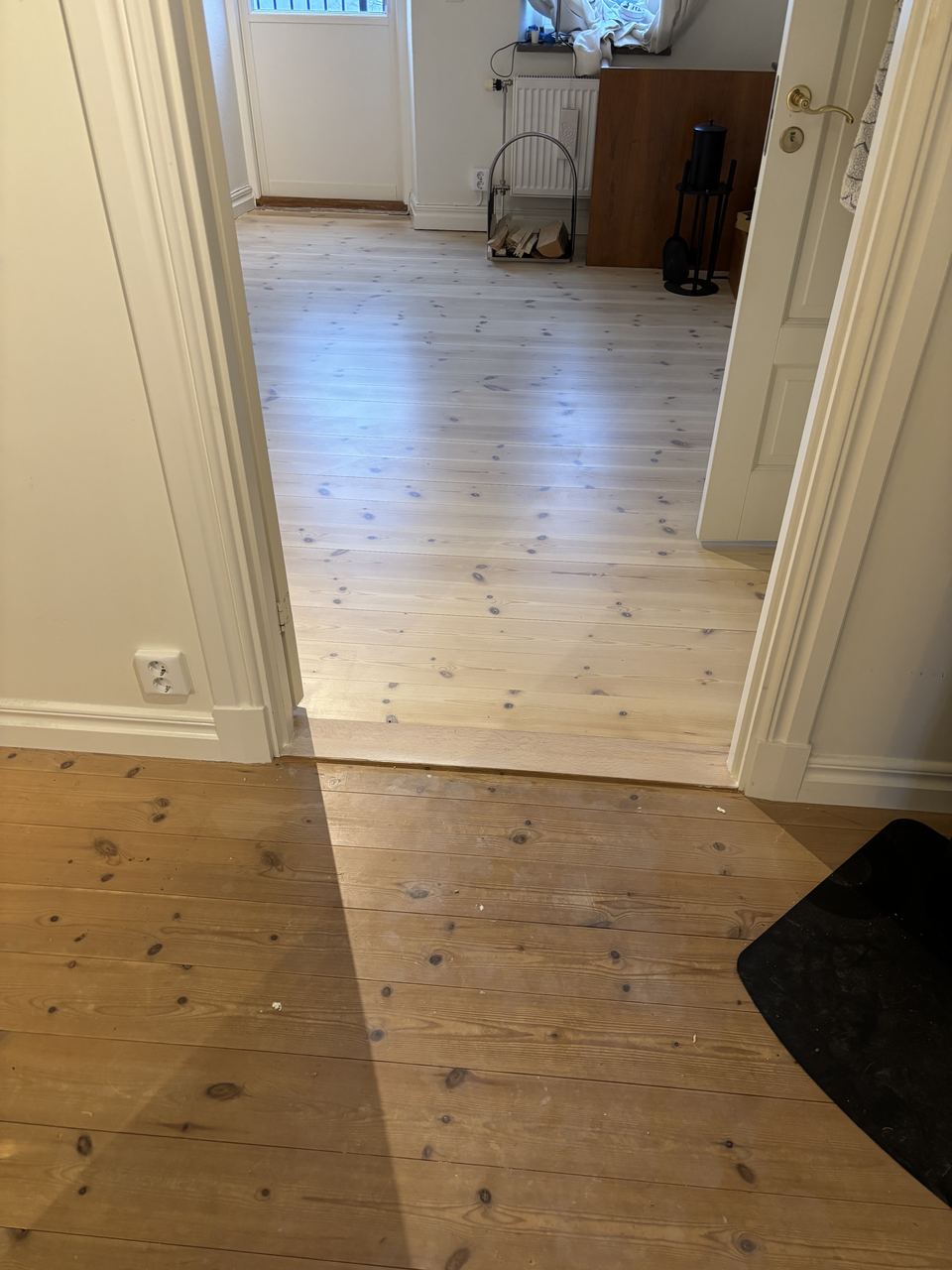 Nyslipade furugolv i två rum, hall och vardagsrum